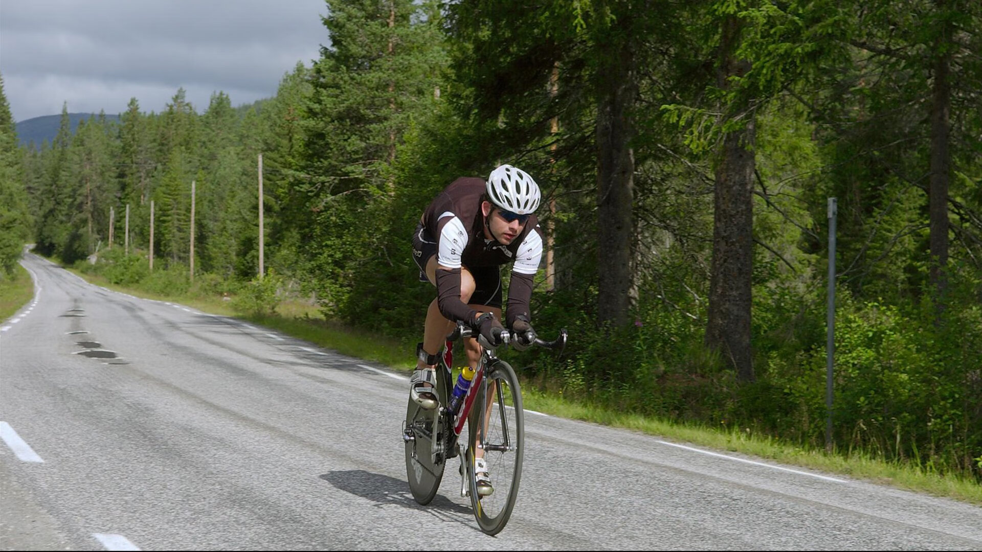 田径训练中引入生物力学辅助动作优化，运用运动生物力学指导体育运动的案例